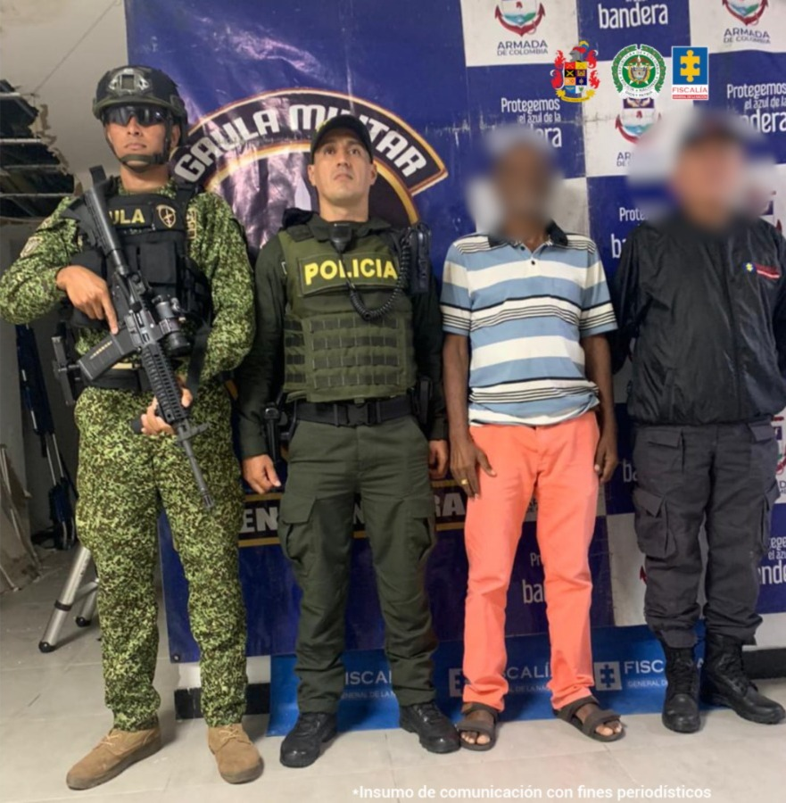 En la fotografía aparece el capturado junto a un servidor del CTI, un integrante de la Policía Nacional y un soldado del Gaula Militar. En la parte superior está un banner del Gaula Militar.