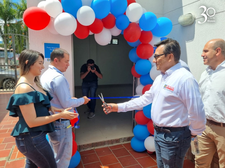 En la fotografía se aprecia al director seccional de Fiscalía Norte de Santander junto a funcionarios de la administración municipal de Ábrego al momento de cortar la cinta en las instalaciones donde se ubica el Punto de Atención de la Fiscalía PAE