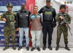 En las fotografías aparecen los capturados junto a funcionarios del CTI, uniformados de la Policía Nacional y soldados del Ejército Nacional. En la parte superior están un banner de la Fiscalía General, un banner del Ejército y un banner de la Policía Nacional