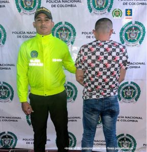 En las fotografías aparecen los capturados junto a agentes de la Policía Nacional y soldados del Ejército Nacional. En la parte superior están unos baneres del Ejército Nacional y la Policía