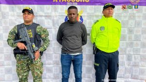 En las fotografías aparecen los capturados junto a agentes de la Policía Nacional y soldados del Ejército Nacional. En la parte superior están unos baneres del Ejército Nacional y la Policía