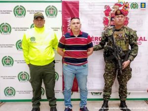 En las fotografías aparecen los capturados junto a agentes de la Policía Nacional y soldados del Ejército Nacional. En la parte superior están unos baneres del Ejército Nacional y la Policía