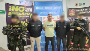 Se visualiza al sentenciado junto a investigadores del CTI y uniformados del Gaula Militar y de la Policía Nacional.