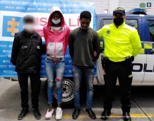 En las fotografías aparecen los capturados junto a funcionarios del CTI, uniformados de la Policía Nacional y soldados del Ejército Nacional. En la parte superior están un banner de la Fiscalía General, un banner del Ejército y un banner de la Policía Nacional