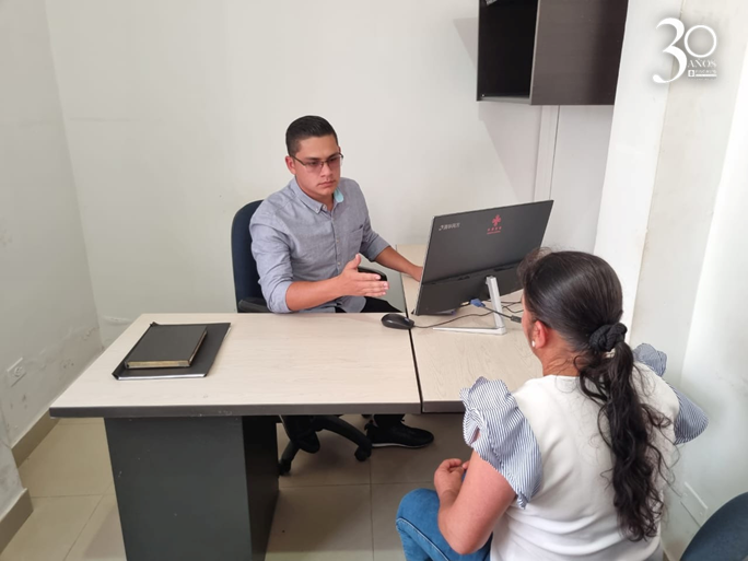 En la fotografía se aprecia el coordinador del PAF atendiendo a una usuaria