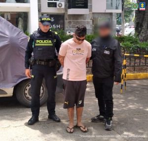 En la fotografía aparece el capturado junto a un funcionario del CTI y un agente de la Policía Nacional