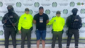 En la imagen se aprecia al capturado junto a cuatro uniformados de la Policía Nacional