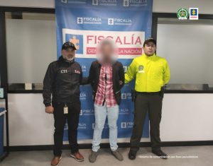 Se visualiza al capturado junto a un investigador del CTI y a un uniformado de la Policía Nacional.