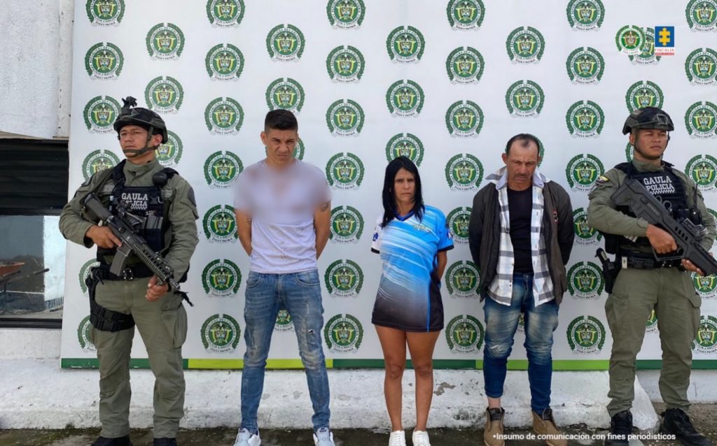 Se visualiza a tres de los capturados junto a dos uniformados del Gaula de la Policía Nacional.