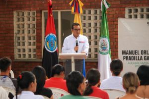 En la imagen se aprecia al Director de Fiscalía de Norte de Santander. En la parte posterior se aprecia las banderas de Colombia, de Norte de Santander y de El Zulia.
