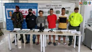 En la imagen se aprecia a los tres capturados junto a un investigador del CTI y uniformados del Ejército y la Policía Nacional.