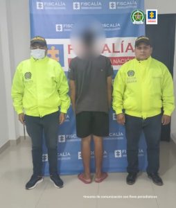 Fiscal Martha Mancera, Martha Mancera, Fiscal Mancera Se observa al capturado de espaldas junto a dos funcionarios de la Sijin. Detrás se ubica el banner que identifica a la Fiscalía General de la Nación.