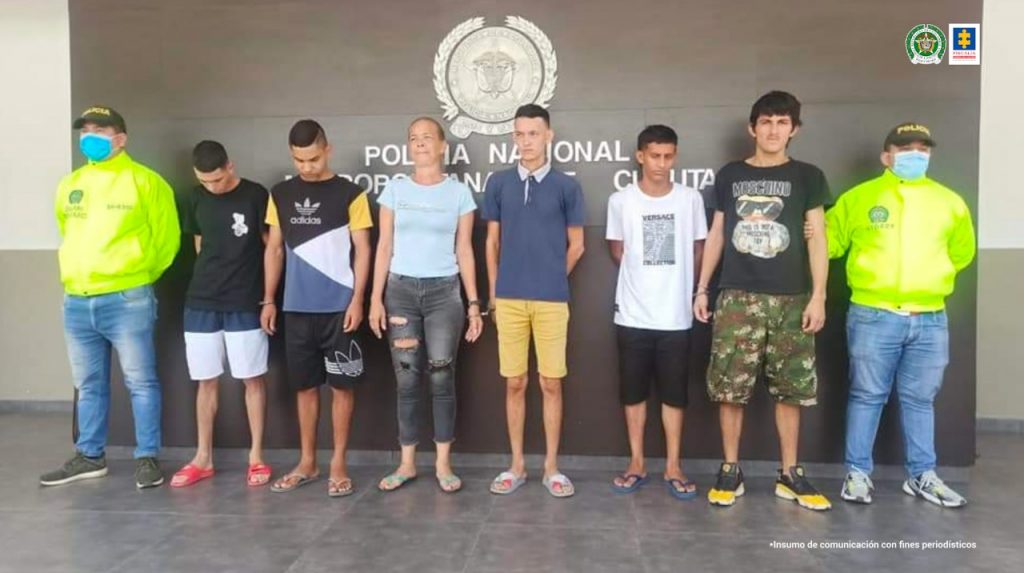 En la fotografía se aprecian seis capturados junto a dos uniformados de miembros de la SIJIN. Detrás de ellos un banner que identifica a la Policía Metropolitana de Cúcuta.