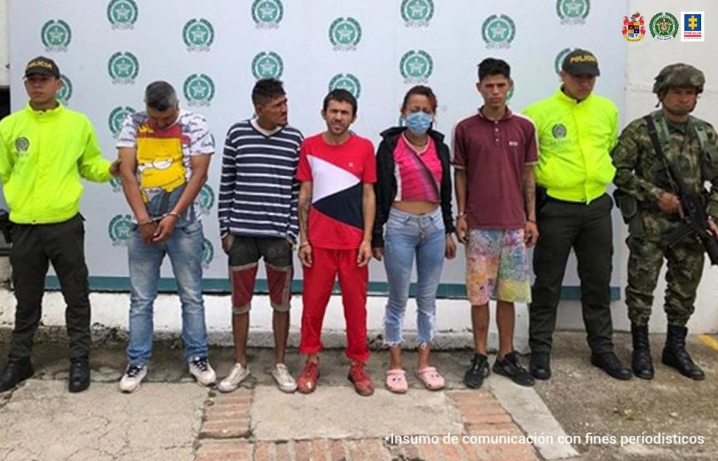 En la fotografía aparecen los cinco capturados junto a uniformados de la Policía y Ejército Nacional. En la parte posterior se aprecia un banner que identifica a la Policía Nacional