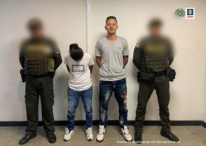 Se visualiza a los capturados junto a dos uniformados de la Policía Nacional.