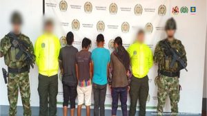 Se observa a los capturados de espalda junto a uniformados de la Policía y Ejército Nacional