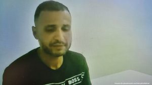 Se visualiza al capturado al momento de audiencias preliminares de legalización de captura, imputación y medida de aseguramiento