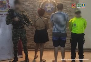 Se observan a los capturados de espaldas junto a uniformados de la Policía y Ejército Nacional.