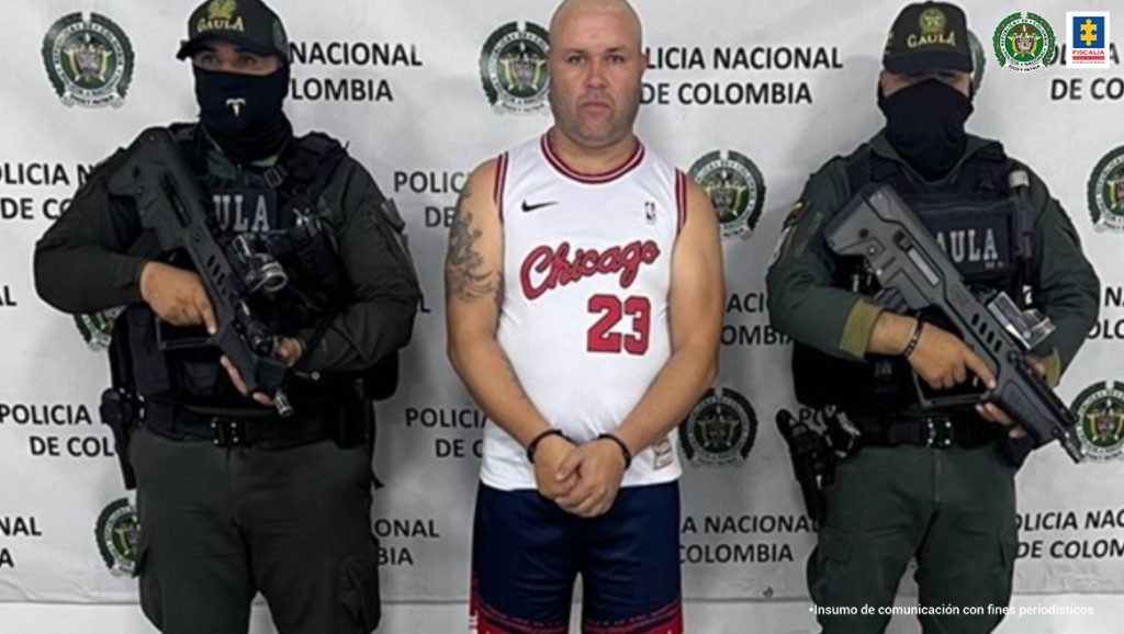 En la fotografía aparece el capturado, junto a dos uniformados del Gaula de la Policía Nacional. En la parte posterior se observa el banner de la Policía Nacional