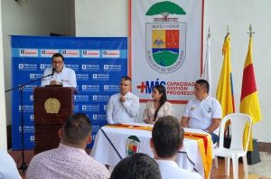 En la fotografía se observa el director seccional de Fiscalía, el Asesor de Atención al Usuario; Secretaria y Alcalde Municipal de Bochalema. En la parte posterior se observa los banners que identifican a la Fiscalía y a la Alcaldía.