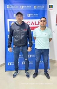 En la fotografía aparece el capturado junto a un investigador del CTI. En la parte posterior se observa el banner que identifica a la Policía Nacional.