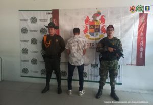 Exdirector financiero de la alcaldía de Magangué, Bolívar, fue capturado por funcionarios del CTI de la Fiscalía en esa población para que cumpla con una condena de 10 años de prisión por actos de corrupción. #FiscalíaDeColombia #FiscalíaGeneralDeLaNación #Magangué #Corrupción #Alcaldía Se visualiza al capturado junto a dos uniformados de Policía y Ejército Nacional. Detrás de ellos los banners institucionales de Policía y Ejército Nacional.