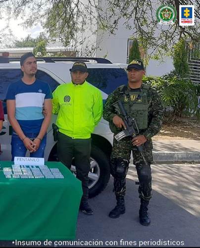 En la imagen aparece el capturado junto a uniformados de la Policía y del Ejército Nacional. Frente a ellos una mesa con las 98 ampolletas de fentanilo incautadas.
