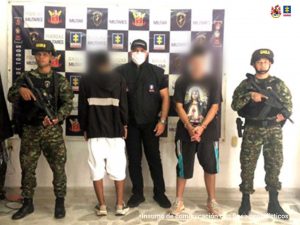 En la imagen se observa a los dos procesados con el rostro cubierto junto a uniformados del Ejército e investigador del CTI de la Fiscalía General de la Nación