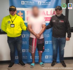 En la foto aparece el procesado en medio de dos patrulleros de la Policía Nacional.