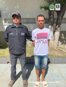 Se observa en la imagen al capturado junto a un investigador del CTI de la Fiscalía General de la Nación.