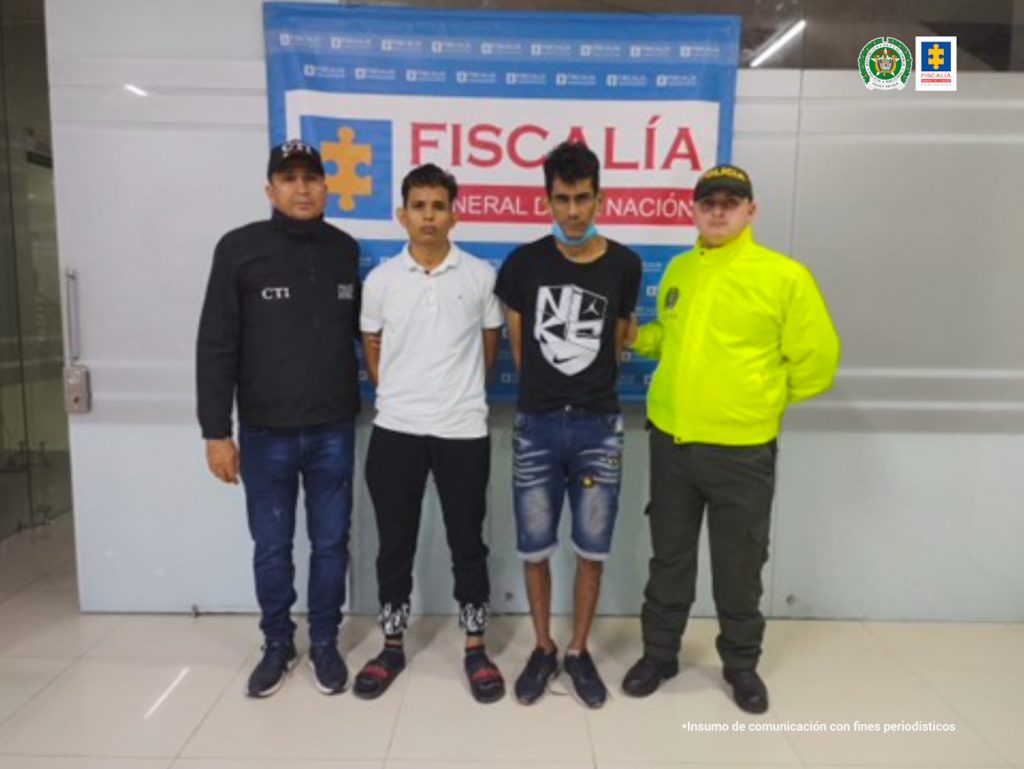 En la fotografía se observa a los dos capturados junto a un investigador del CTI y un uniformado de la Policía Nacional
