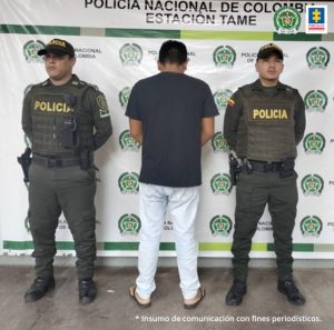En la imagen se aprecia al capturado de espaldas junto a dos uniformados de la Policía Nacional.