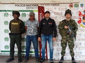 En fotografía se aprecia al capturado junto a un investigador y uniformados del Ejército y Policía Nacional.