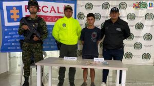 Martha Mancera, Fiscal Mancera, Fiscal Martha Mancera Se observa al capturado junto a investigador del CTI y uniformados de la Policía y Ejército Nacional. Frente a ellos una mesa con el material incautado. Detrás se ubica los banner que identifican a la Fiscalía General de la Nación y a la Policía Nacional