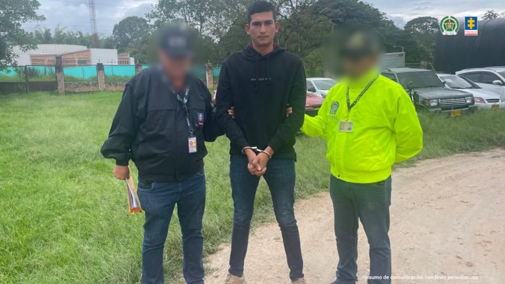 Se visualiza al capturado junto a un investigador del CTI y uno de la Sijín.