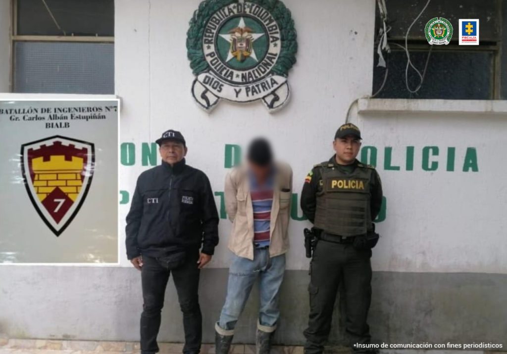 En la fotografía se aprecia el capturado junto a un investigador del CTI y un uniformado de la Policía Nacional