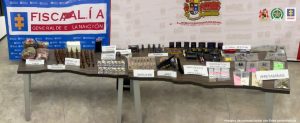 En la fotografía aparece sustancias estupefacientes como: marihuana fentanilo en ampolletas de 10 ml, anfetaminas, clonazepam, Popper, éxtasis y elementos de dosificación. Detrás se aprecia los banners