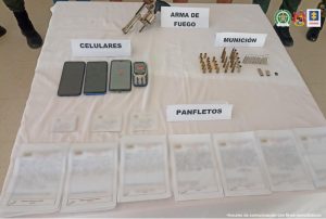 En la imagen se visualizan los elementos materiales probatorios como: cuatro celulares, un arma de fuego tipo revólver, munición y panfletos y recibos alusivos al frente Martín Villa de las disidencias de las Farc.