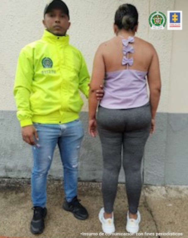 En la fotografía se aprecia a la capturada de espalda junto investigador de la Sijin