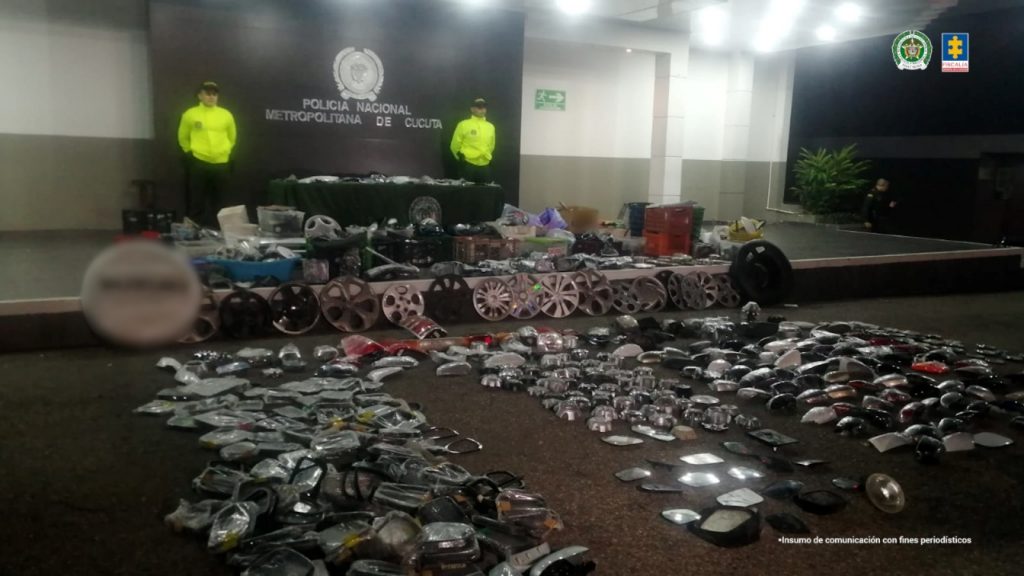 Se visualizan las autopartes halladas junto a dos uniformados de la Policía Nacional adscritos a la Metropolitana de Cúcuta.