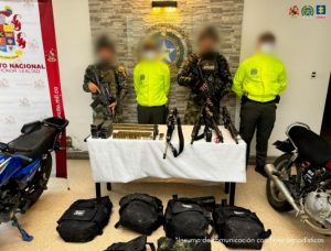 Se visualiza los elementos incautados como armas, munición, material de intendencia y motocicletas, junto a uniformados del Ejército y Policía Nacional. 