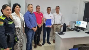En la imagen se observa al Director Seccional de Fiscalía acompañado por el Alcalde Municipal de El Zulia, y de varios asistentes a la inauguración del PAF como la secretaria de gobierno, representante de la Policía Nacional y del Asesor de Atención a Usuarios.