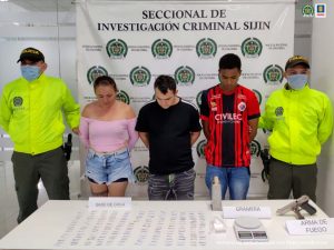En imagen se aprecia a los tres capturado junto a uniformados de la Policía Nacional. En la parte posterior el banner que identifica a la Sijin de la Policía Nacional