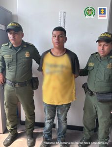 Se observa al capturado junto a dos uniformados de la Policía Nacional