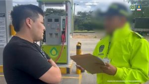 Se visualiza a la capturado junto a un uniformado de la Policía Nacional.