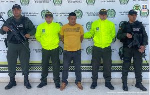 En la imagen se aprecia al capturado junto a cuatro uniformados de la Policía Nacional. En la parte posterior se visualiza el banner que identifica a la Policía de Norte de Santander
