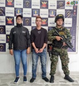 En la imagen se observa al capturado junto a una investigadora del CTI y un uniformado del Ejército Nacional