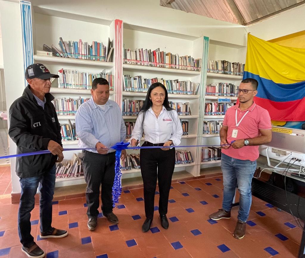 en la imagen se ven varias personas reunidas para el corte de cinta como señal de inauguración.