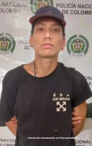 Se ve al indiciado esposado con un backing de la Policía Nacional al fondo.