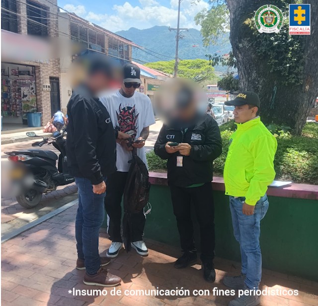 En la imagen se ven integrantes del CTI y la Policía leyendole los derechos a una persona capturada en vía pública.
